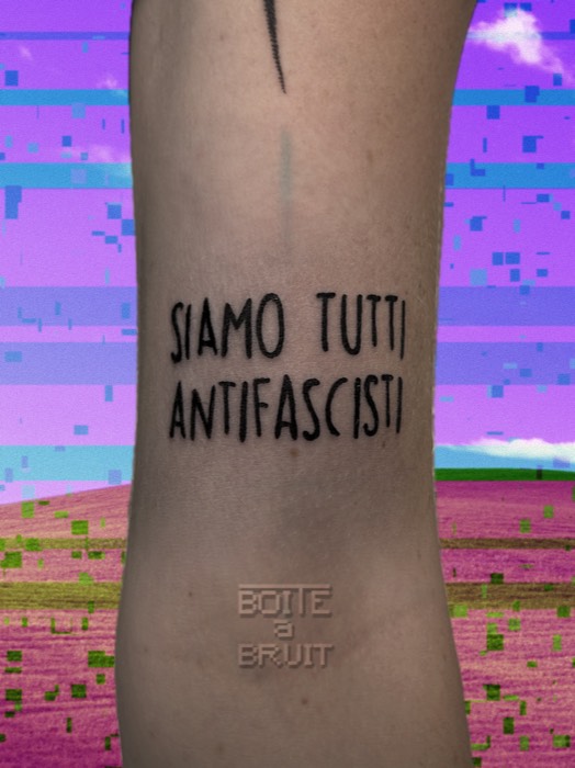 Tatouage lettrage main Siamo tutti antifascisti sur l'avant-bras