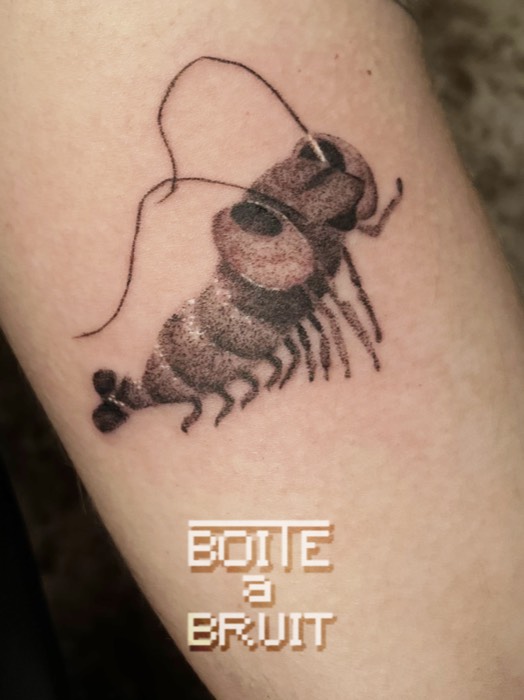 Gros plan du tatouage d'abeille