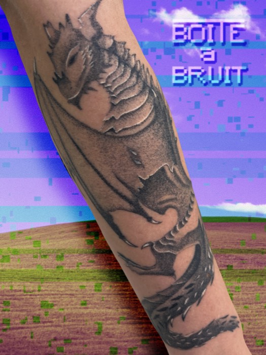 Tatouage de dragon en noir et gris sur l'avant-bras