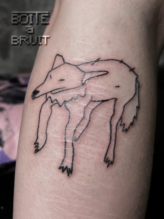 Gros plan du tatouage de renard sur le bras