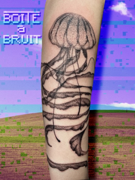 Tatouage de méduse en pointillisme sur l'avant-bras