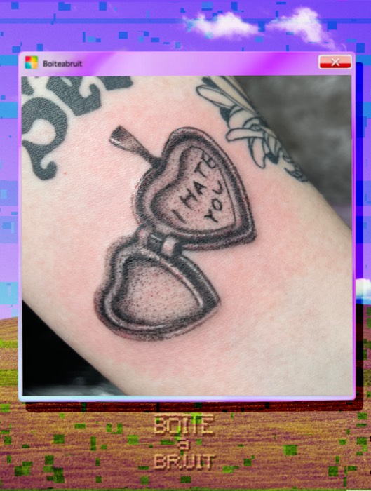 Tatouage médaillon cœur ouvert avec texte I HATE YOU
